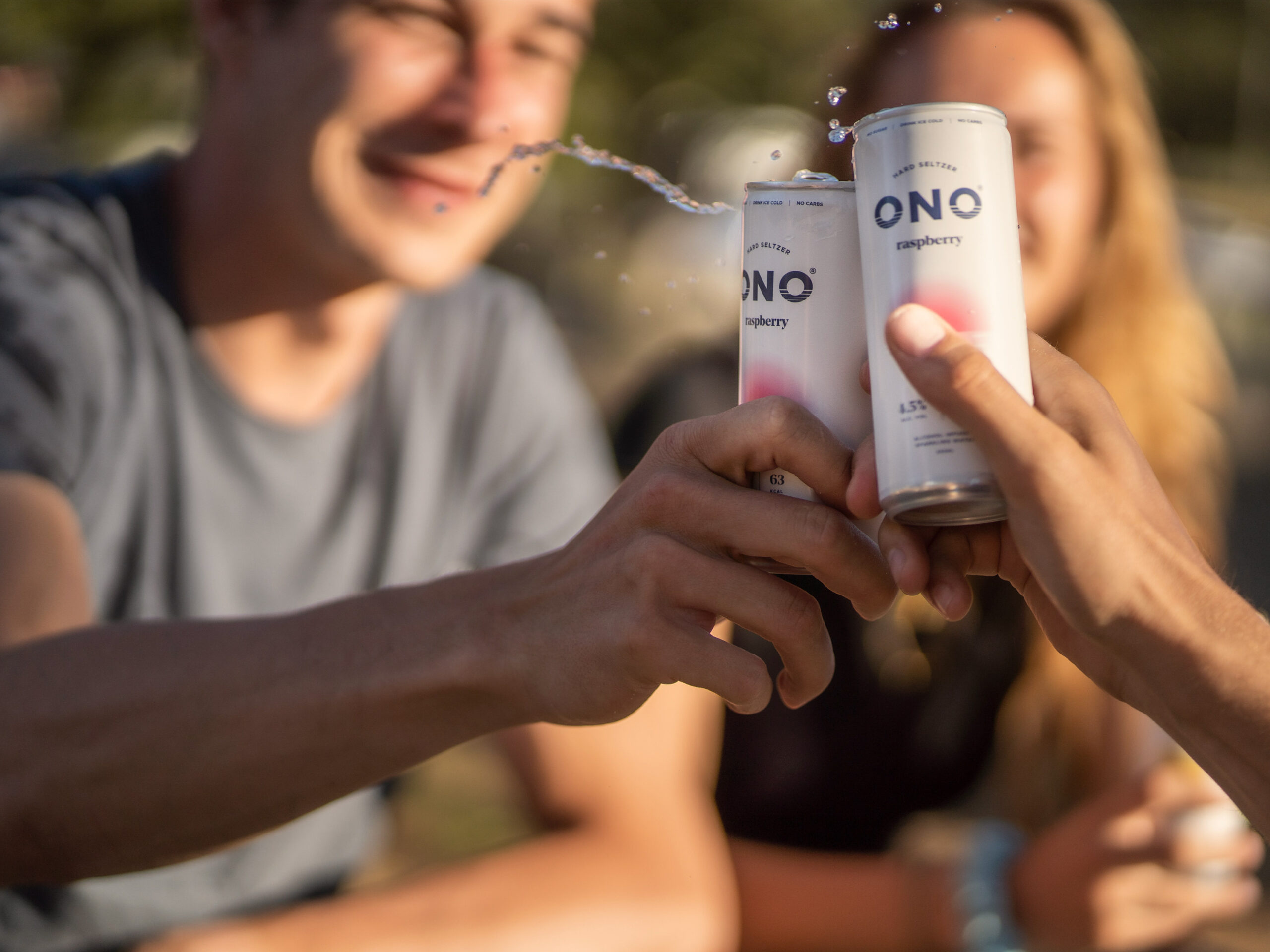 vrienden klinken ono blik branding logo
